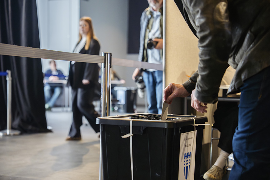 Voter casting a ballot during Iceland's 2026 EU talks referendum